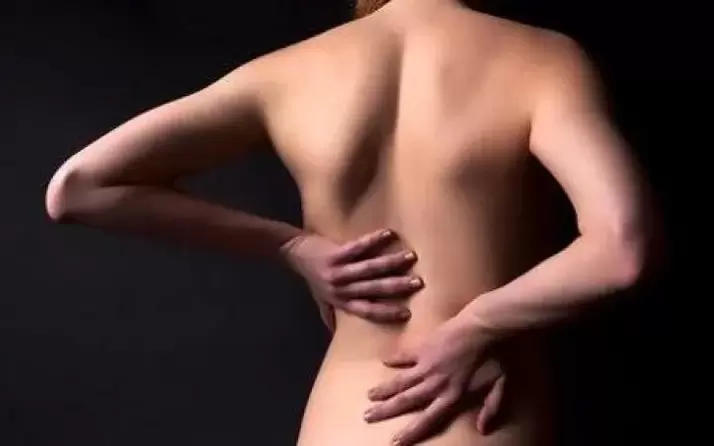 Para osteocondrose, você pode esfregar as costas com uma massagem tradicional de aquecimento.