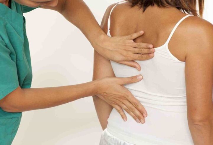 o médico examina as costas com dor nas omoplatas